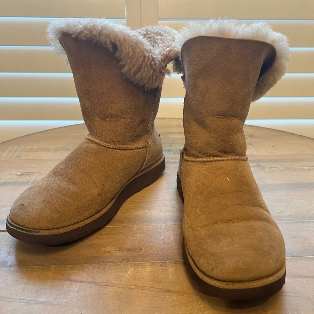 UGG Classic Cuff Short size 9 Chesnut